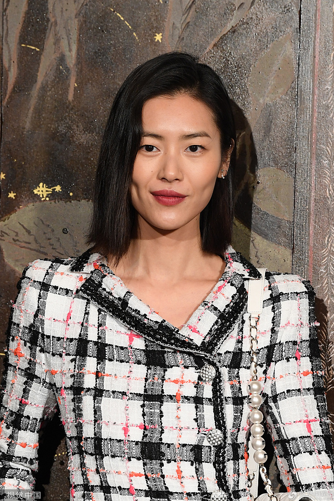 "大表姐"刘雯穿格纹裙身材曼妙 与"暮光女"同台比美