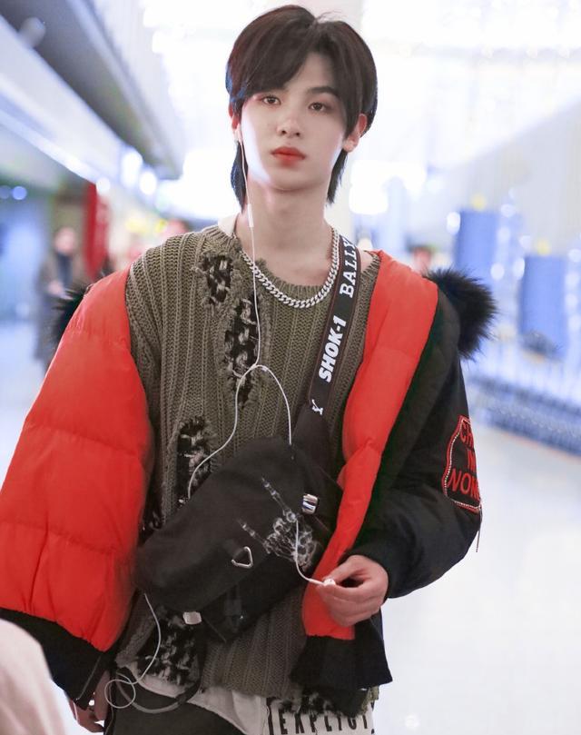 原创justin黄明昊回老家过年,穿"狗啃"毛衣,年轻人会玩!