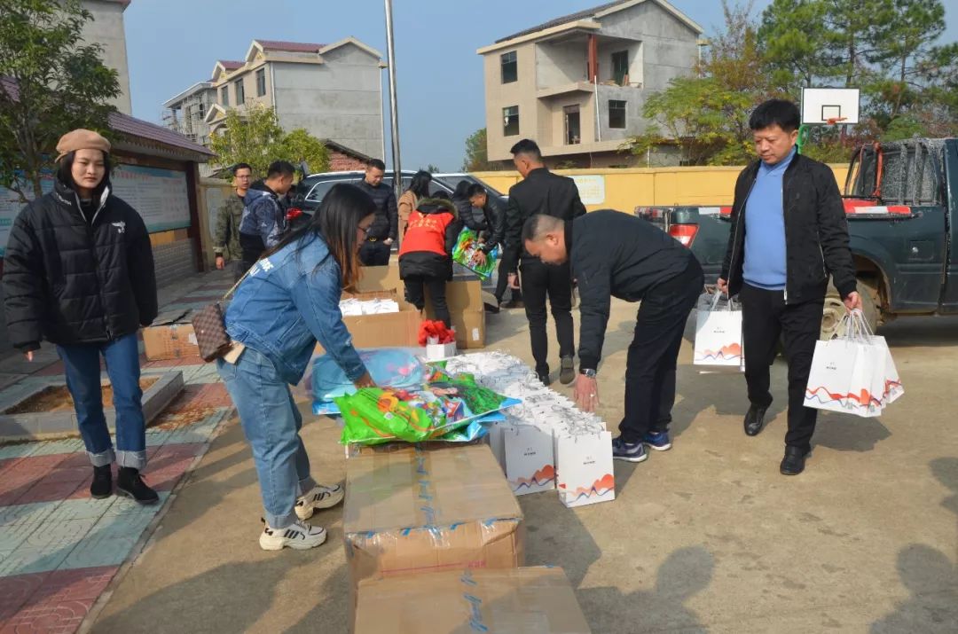 深圳阿宝集团携手崇仁县志愿者义工服务队,元旦前夕在马鞍中心小学