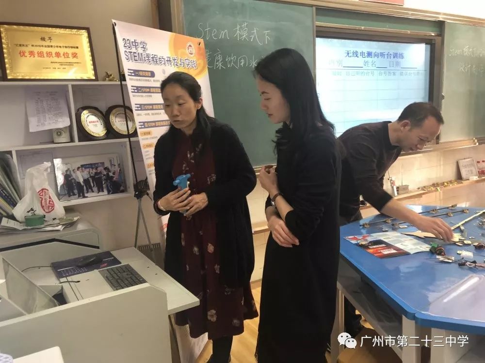 在黄海主任和叶广丽老师的指导下,贵州的同行们进行航模学习.