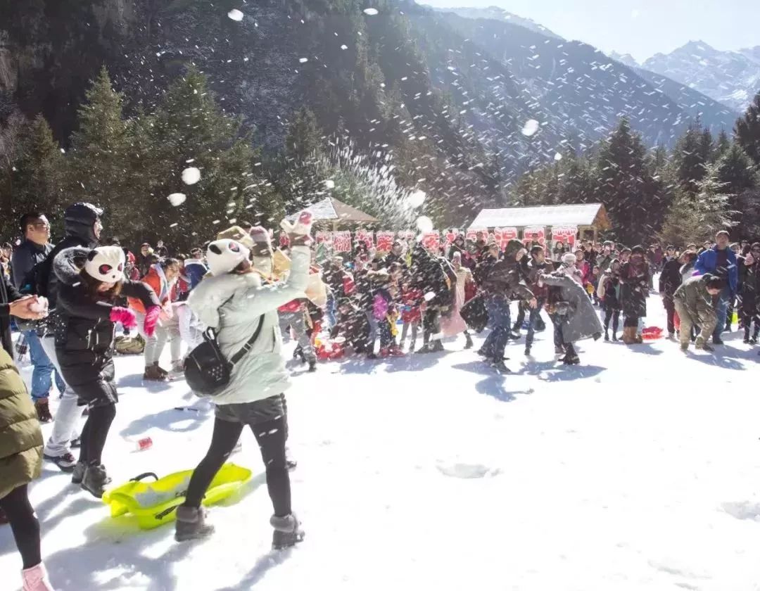 而这些都是与冬日亲密接触的美好瞬间 滑雪,堆雪人,搓雪球,打雪仗.