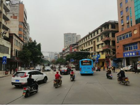 龙城路小转盘路口(南方向)