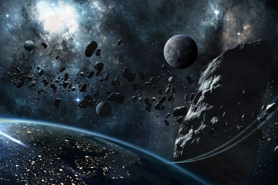 在穿越各个星球的同时 也受到各种高危挑战 影片中,巨型太空电梯连环