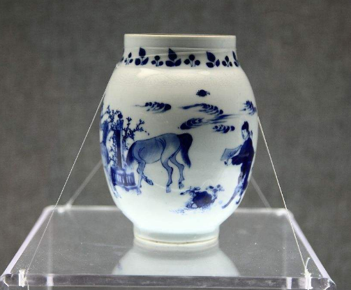 原始青花瓷于唐宋已见端倪,成熟的青花瓷则出现在元代景德镇的湖田窑.