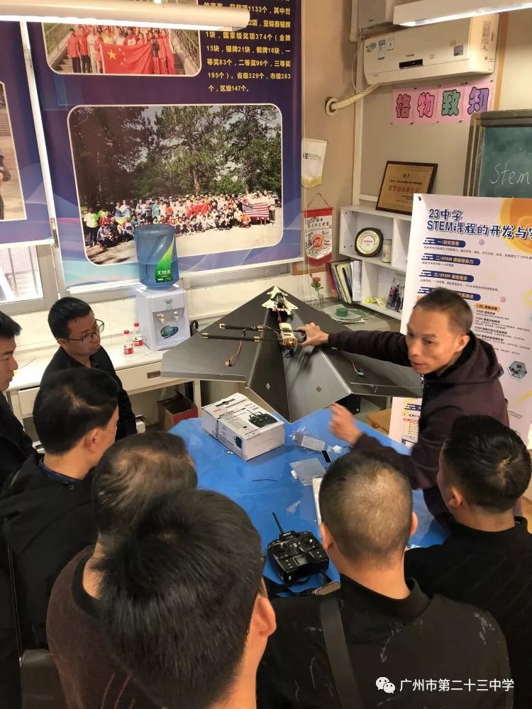 在黄海主任和叶广丽老师的指导下,贵州的同行们进行航模学习.