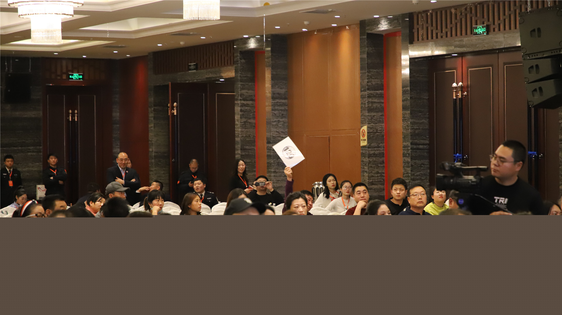 参加本次富有爱心的企业家到场捧场，才是慈善拍卖能否成功的关键。企业