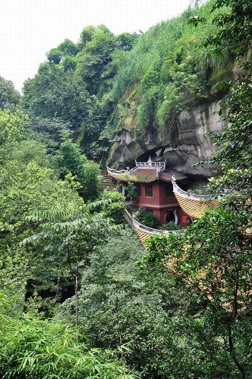 集寺,湖,园,林,山,洞于一体,风景清幽的华岩旅游风景区