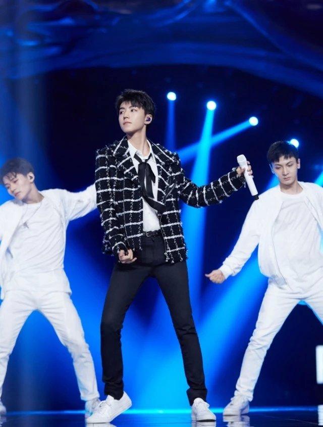 王俊凯故意避开同色穿搭,看到他裤子才知道:这样更显腿长