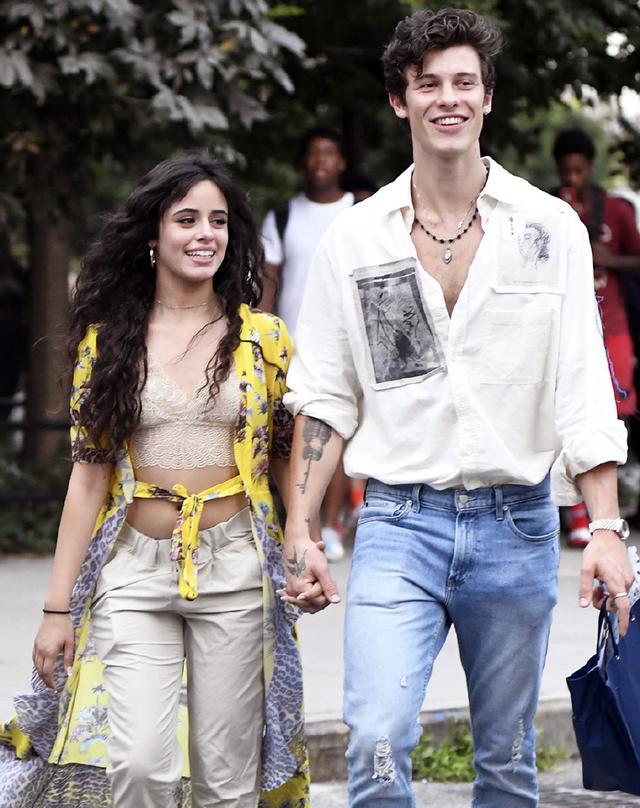 原创157卡妹与189男友逛街搭配清凉性感身材比例惊艳