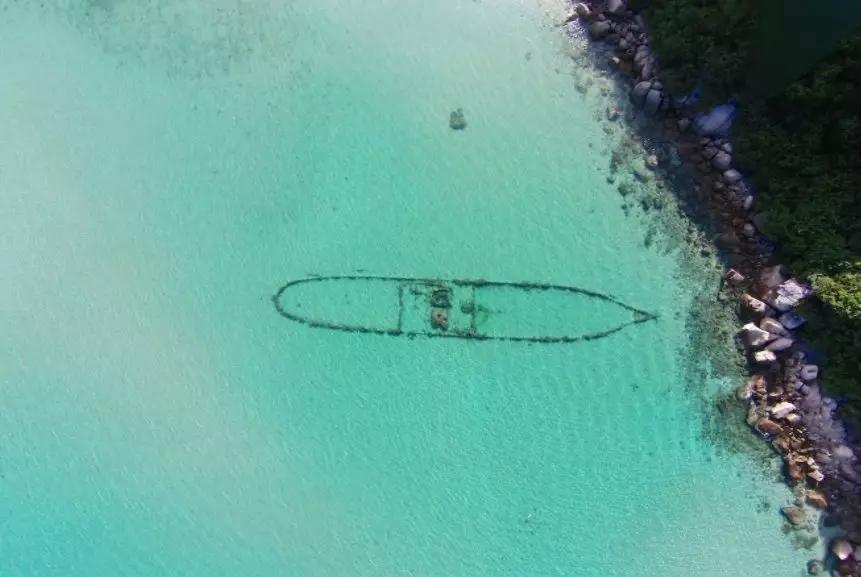 阳光洒在海面上波光粼粼的,大洲岛又被称作是"中国版的沉船湾"