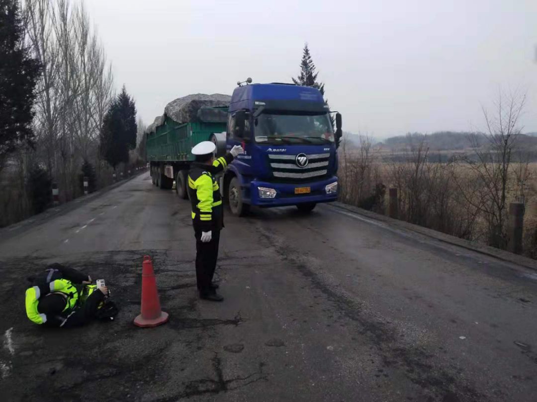 208国道申良村路段有一人躺在路上,沁县交警急忙.