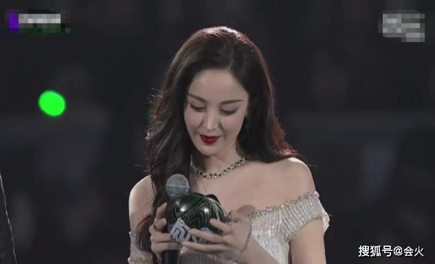 唯一受邀中国女星，去韩国颁奖英语发音遭群嘲？网友：满满咖喱味_周冬雨