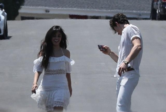 原创157卡妹与189男友逛街搭配清凉性感身材比例惊艳