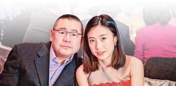 大刘前妻打扮新潮与女儿逛街,身价24亿不及甘比零头却是赢家