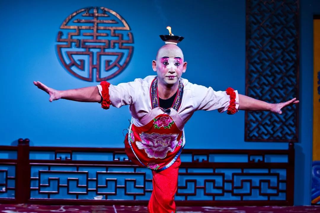 皮金滚灯是川剧小丑剧中的经典之作, 也是川剧中久负盛名的独门绝活.