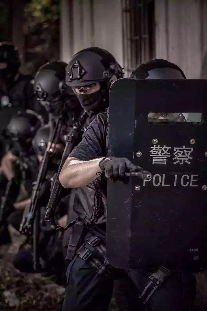 为什么特警在执行任务时要戴黑色头套?退役军官:都是为了家人考虑