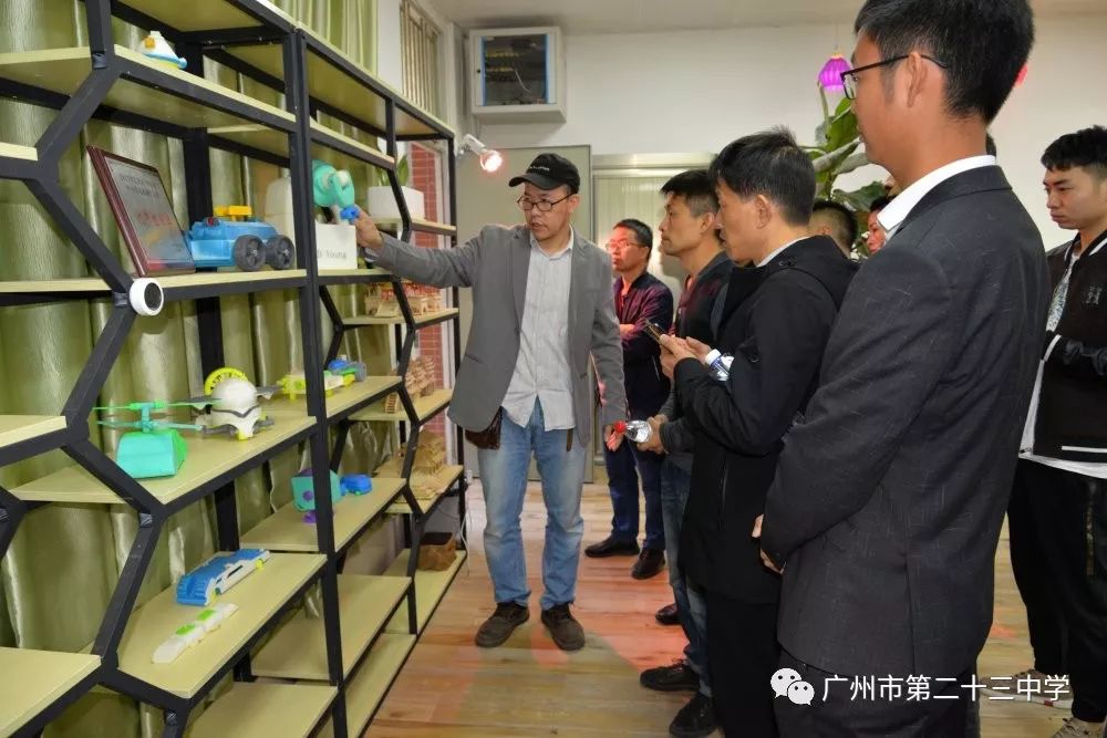 叶广丽老师向贵州的同行们介绍我校的航模与电子制作开展情况.