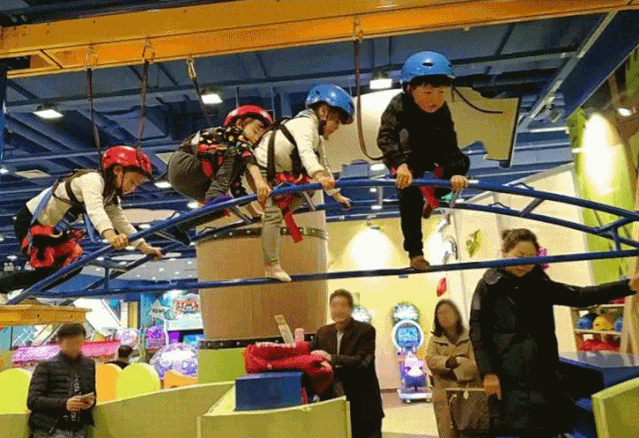 很多惊险刺激的故事多发生在 波涛汹涌的