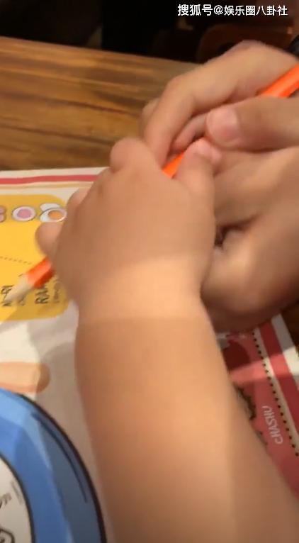 怎么教孩子握笔视频 d32e574d248f4255a8d63a6de073b022.jpeg