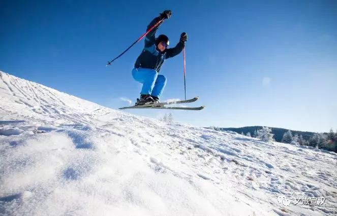 巴山大峡谷滑雪场位于罗盘顶,在神秘的北纬31°上,有着得天独厚的优势