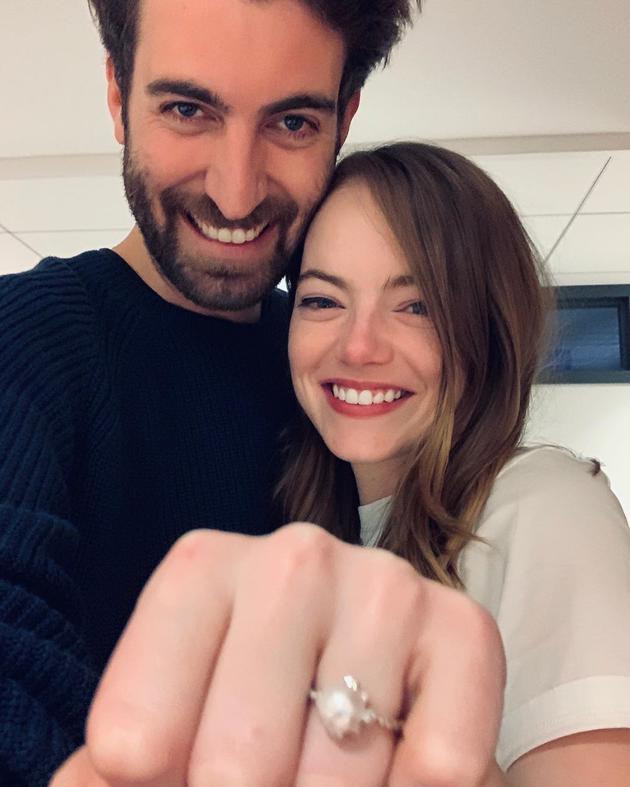 “石头姐”艾玛·斯通宣布订婚，与导演男友甜蜜依偎秀巨大戒指_戴夫·麦卡里