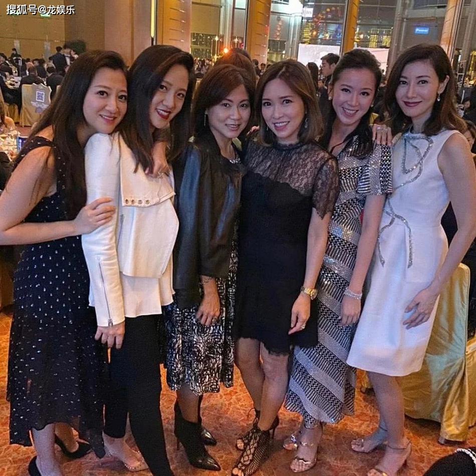 李嘉欣和友人合影,李大美人不愧是女神,49岁状态极佳!
