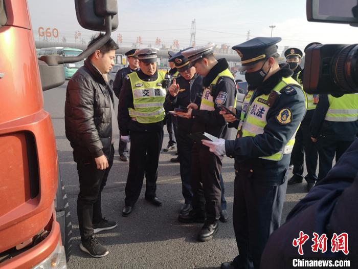 上海多部门开展高速公路入口治超联合整治行动