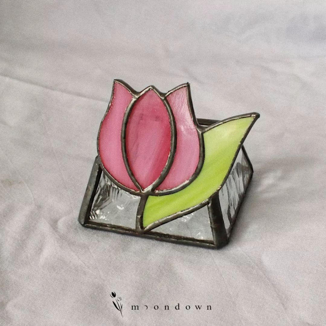 一个郁金香烛台