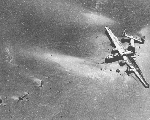 沙漠深处的飞机残骸与8具遗体,牵出二战时的神秘失踪事件