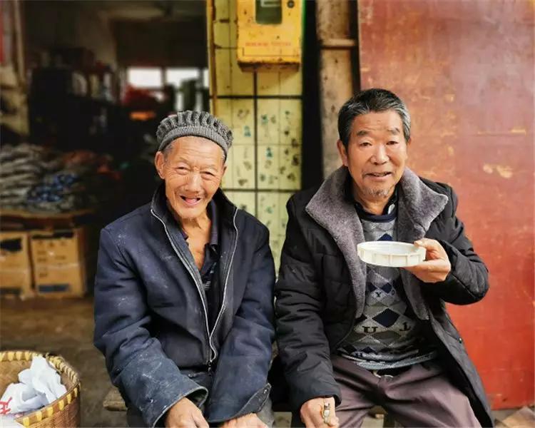 老年人卖东西讲究的是秤平斗满,必须足斤足两.