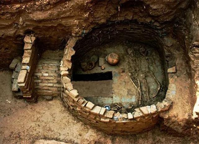中国最恐怖古墓,千年来盗洞无数,盗墓者骨骸遍地文物却一件没丢