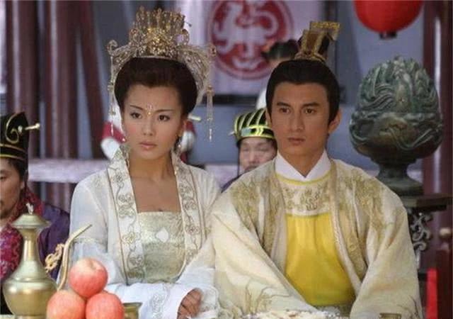 她是中国缠足第一人，16岁成为帝王妃，12年后在敌国跳下金莲台