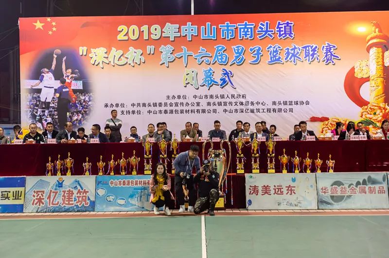 镇领导吴坤科,黄泽培,刘竟成,薛焯明,冯根来,市篮球协会领导嘉宾,各