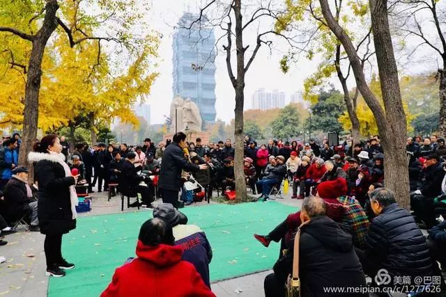 高手在民间演出自娱自乐洛阳周王城广场民间曲艺乐园