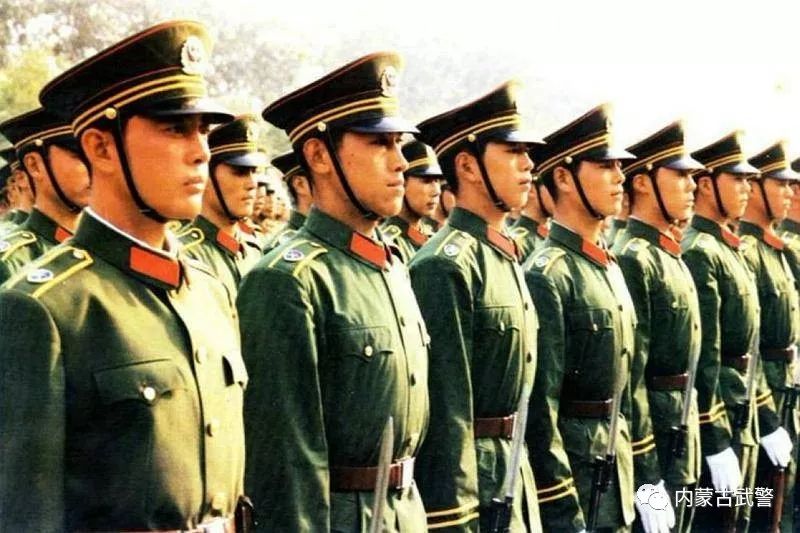 从1983年8月1日起,武警部队官兵陆续换着83式警服.