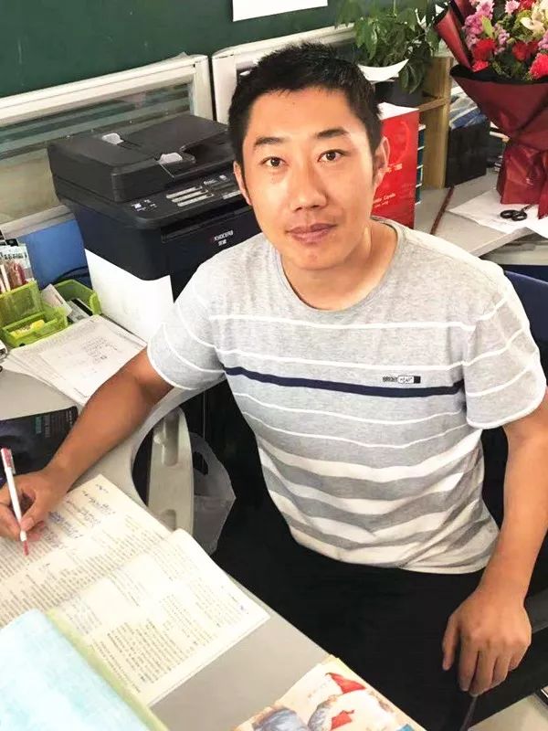 师者身边的典范青山区优秀班主任刘智强用心工作做一名快乐的班主任
