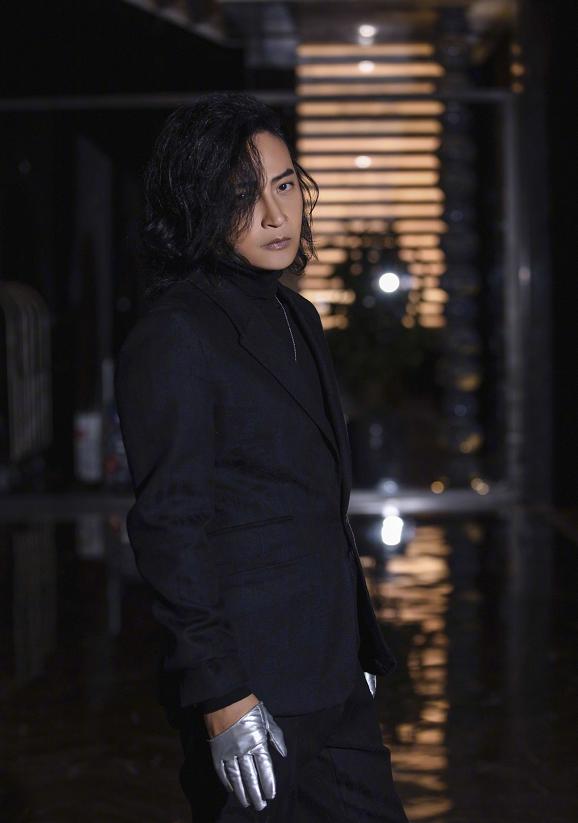 陈志朋潇洒长发拍大片,黑色西装穿出总裁气质,半截手套太勒手