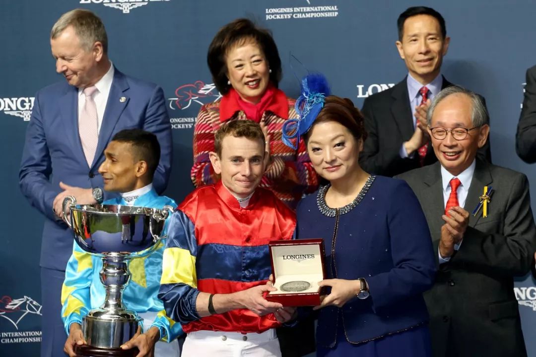 longines香港区副总裁欧阳楚英(右)致送奖牌予浪琴表国际骑师锦标赛