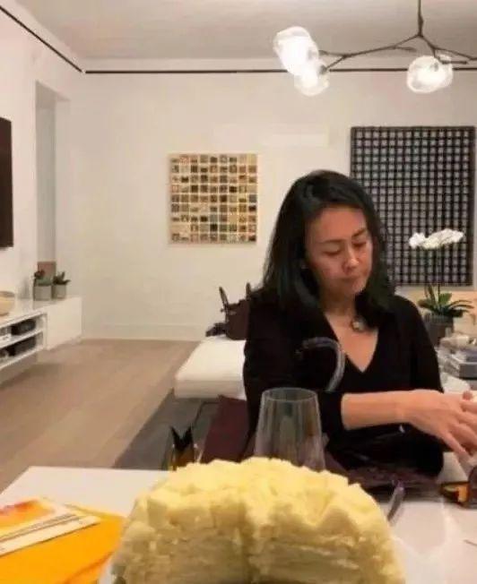 邓永世不是赌王,他是人生的赢家.他获得了奢侈品,娶了他的初恋恋人.
