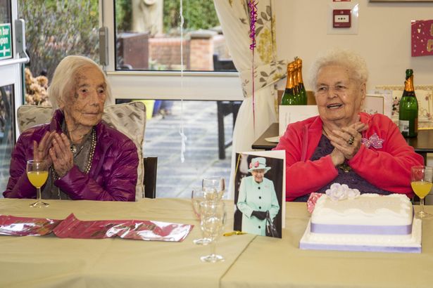 国外百岁老人庆生108岁姐姐到场祝贺_工作