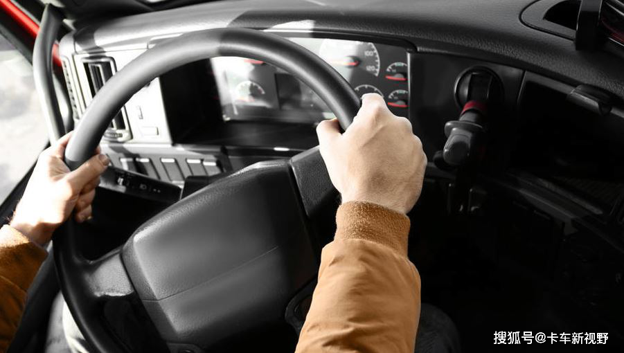 老司机开车姿势和新手开车姿势 74d3353965e149fd82e69c98dc7b64e4.png