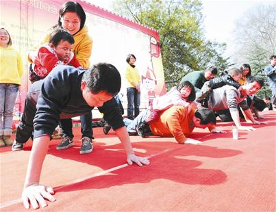 家长自己多多学习一些在家里的亲子互动游戏(网上很多,找到孩子最感