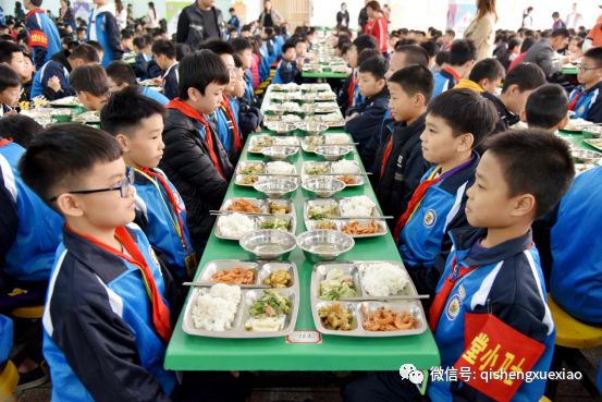 打造让家长放心的阳光食堂 ——启声小学组织开展家长进食堂参观体验