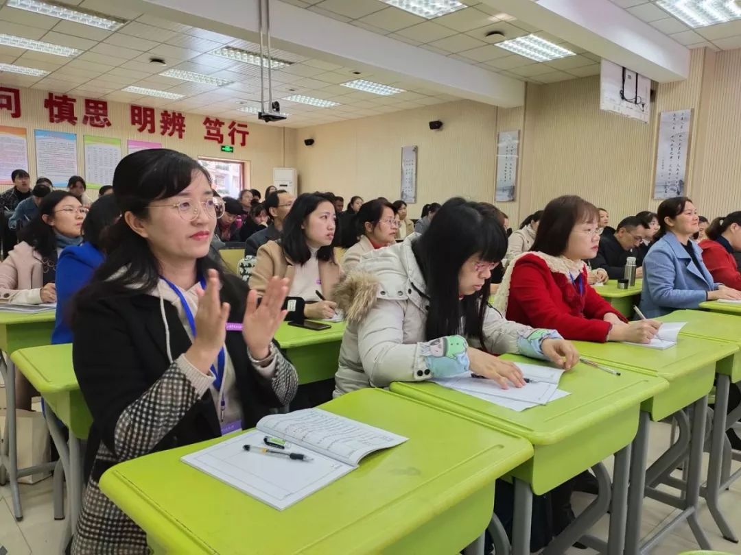 教研活动我校特邀陈宝铝老师开设阅读专题讲座