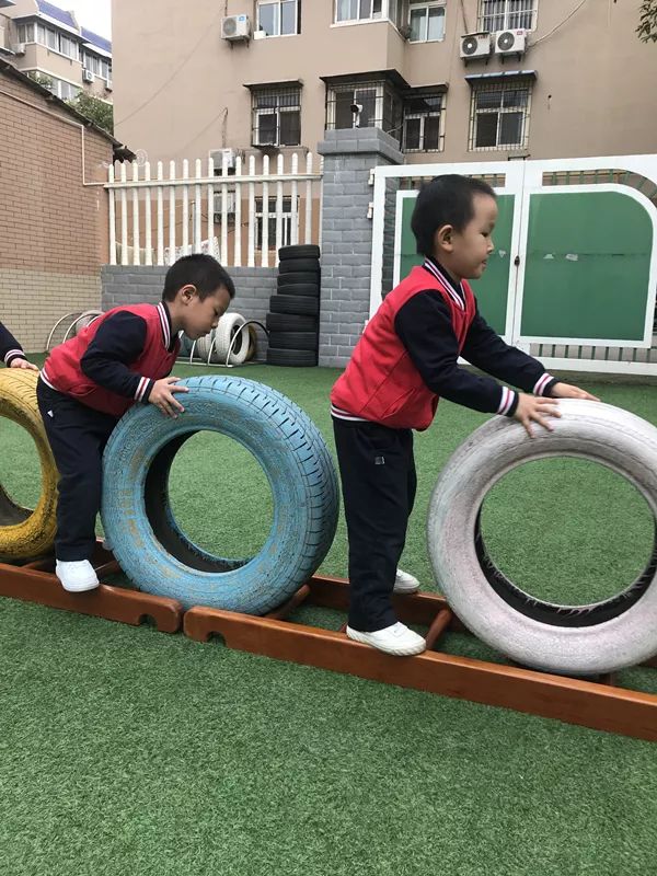 幼儿园快乐游戏——轮胎玩法多