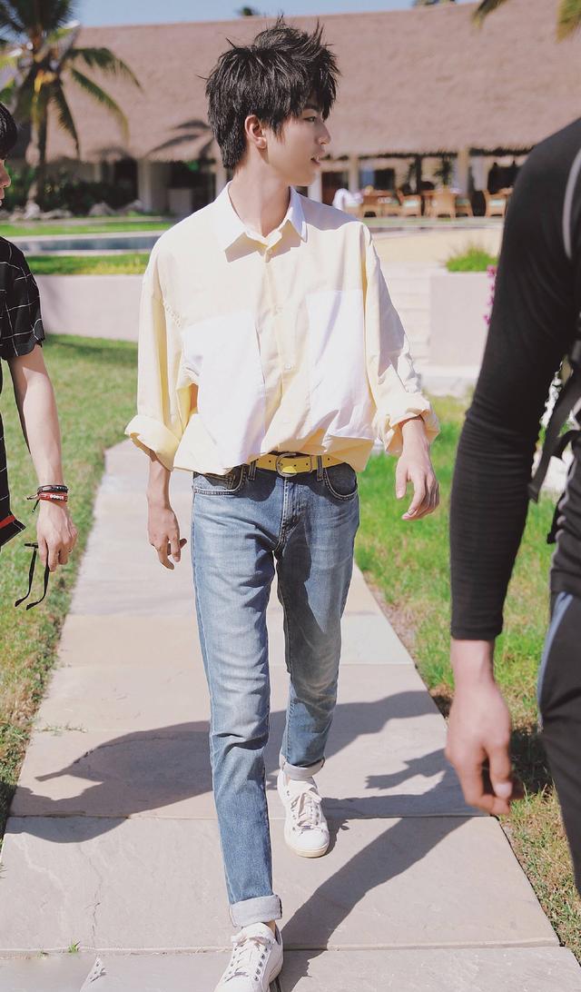 王俊凯写真新造型,花哨衬衫搭破洞裤,却穿出清新感!