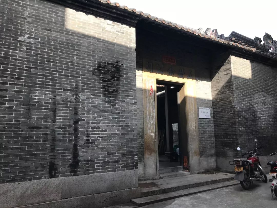 五世余公祠位于广东省广州市番禺区沙头街道汀根村五龙里街.