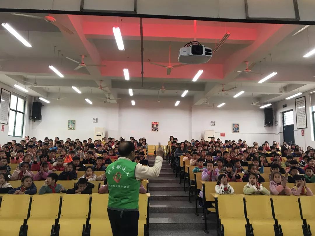 70年祖国科技伟大成就记义乌市关工委副主任义乌市科普讲师团陈土福