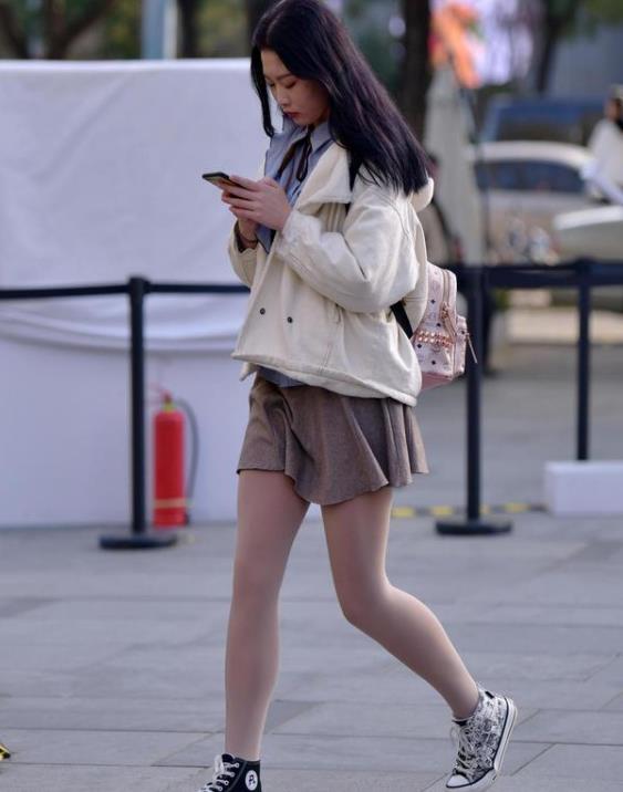 打底袜怎么搭配裙子图片 b63b203d89da425a8e444e14f3282f06.jpeg