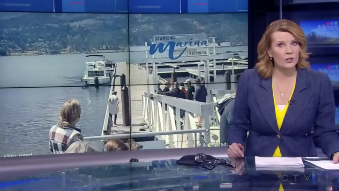 图片来源:ctv news未果,该抢娃男子便忽然开始脱衣服,而且连内裤都脱